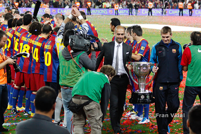 pasillo de honor al cuadro tecnico y personal que cuida del equipo