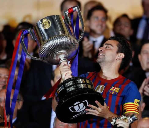 xavi recibe la copa