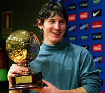 lionel messi con el balon de oro ganado en 2009