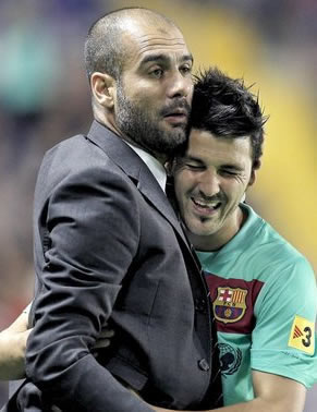 pep guardiola y david villa liberando emociones